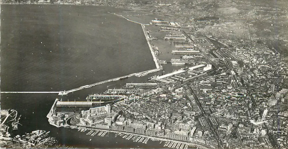 Porto de Marselha — vista aérea — editor não identificável - Frente